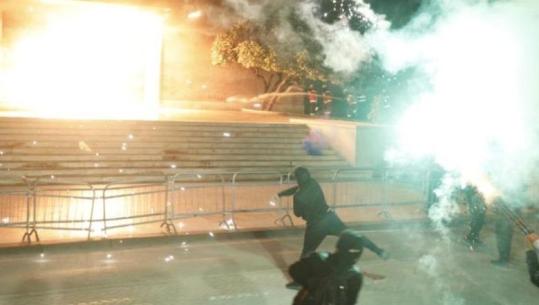 Protesta e 17 prillit/ Për herë të parë u lanë në qeli, militantët e Berishës kërkojnë lirinë në Apel, u kapën me molotovë në duar