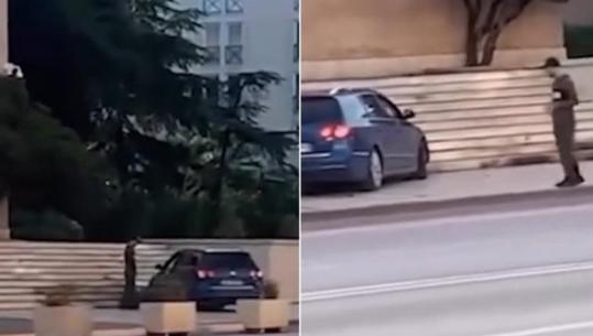 Përplasi makinën në shkallët pranë godinës së Kryeministrisë dhe goditi me shkelma derën e institucionit, arrestohet 40-vjeçari (EMRI)