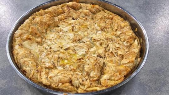 Byrek me petë të pjekura dhe lëng kockash nga zonja Albana