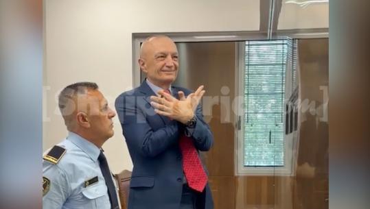 Ilir Meta prezent në gjyqin në themel në GJKKO, ish-presidenti përshëndet mediat nga kafazi me shqiponjë
