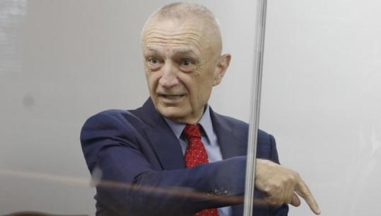 ‘Presidenti si je?’ Meta-Leskajt nga brenda kafazit të xhamtë: Jam i fortë! Akustika, akustika… xhami