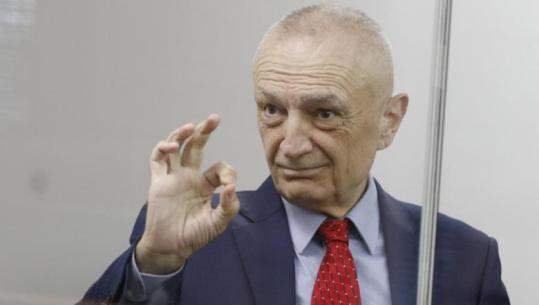 Fotosekuenca/ Ilir Meta në kafazin prej xhami në GJKKO, mund të komunikojë vetëm me shenja