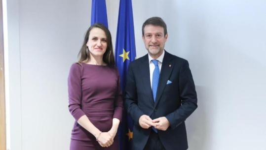 Shqipëria dhe Rumania drejt forcimit të bashkëpunimit, Hoxha takon homologen rumune në Bruksel