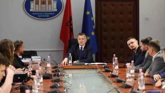 Taulant Balla pret në Kuvend nxënësit nga Lipjani: Krenarë për luftën çlirimtare të UÇK, akuzat nuk e zhbëjnë historinë