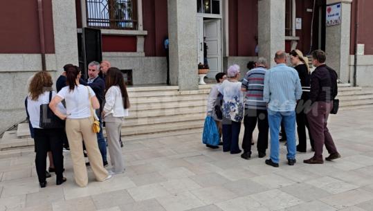 Projekti TID/ Banorët përsëri protestë në dyert e Bashkisë së Durrësit: Projekti i parregullt që në fillim, kanë caktuar gabimisht shtëpi për tu shembur