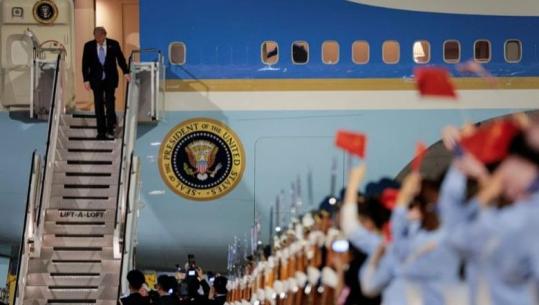 Trump mbërrin në Kinë, nesër takimi me presidentin Xi Jinping! Pekini: E mirëpresim, gati të bashkëpunojmë