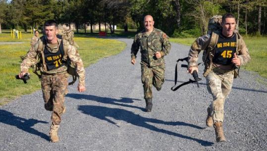 Ushtarakët shqiptarë triumfojnë në SHBA, fitojnë garën 'Best Warrior' të Gardës Kombëtare të Nju Xhersit