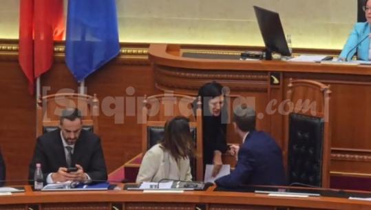 Ferit Hoxha ‘i zë vendin’ Ramës në Parlament, punonjësja e administratës i tërheq vëmendjen: Çohu se nuk lejohet