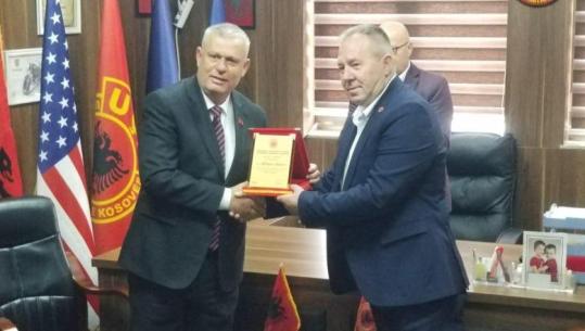 Prefekti i Tiranës dekorohet nga veteranët e UÇK-së dhe bizneset kosovare, Hajdari: Faleminderit Kosovë