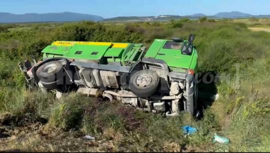 Aksident i trefishtë në autostradën Fier-Vlorë, autoboti përfundon përmbys në anë të rrugës