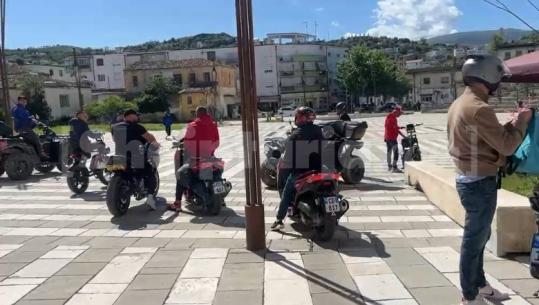 ‘S’na lënë të punojmë, vendosin gjoba nga 200 mijë lekë’, bizneset e motorëve me qira mbajnë protestë paqësore para bashkisë së Vlorës