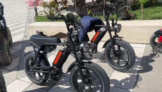 ‘S’na lënë të punojmë, vendosin gjoba nga 200 mijë lekë’, bizneset e motorëve me qira mbajnë protestë paqësore para bashkisë së Vlorës