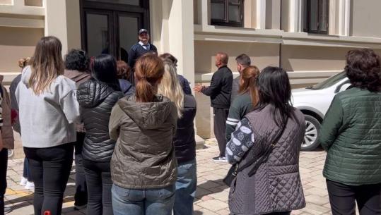 Tregtarët e tregut maqedonas në Korçë, protestë para bashkisë: Kërkojnë të heqim tendat ekzistuese dhe t'i zëvendësojmë! Afat deri në 19 maj ose gjoba