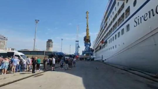 Kroçera ‘Sirena’ sjell 646 turistë në Durrës, do eksplorojnë qytetin bregdetar dhe destinacionet historike shqiptare