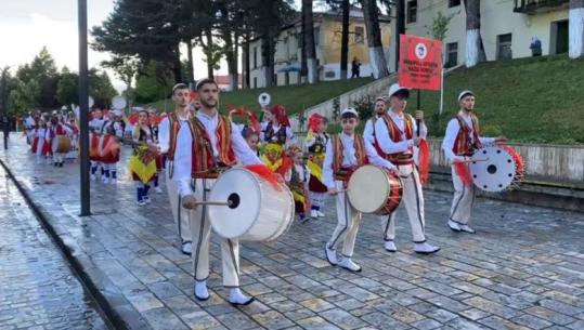 ‘Jam UÇK’- Atmosferë festive në Bajram Curr për ‘Sofrën Dardane’, Tupanxhinjtë dhe Çikat e Tropojës ‘pushtojnë’ pedonalen e qytetit me veshje tradicionale
