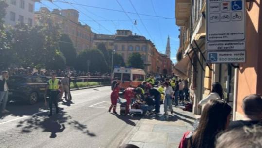 Itali/ Makina me 160 km në orë merr para këmbësorët në trotuar, 7 të plagosur! Shoferi tenton të arratiset dhe qëllon me thikë një person që po e ndiqte