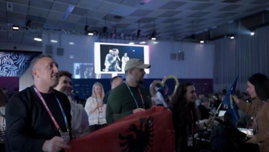 Gjesti i delegacionit serb në Eurovision, përpiqet të largojë flamurin e Kosovës: Nuk lejohet këtu