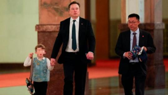 Jelek mëndafshi i frymëzuar nga dinastia Tang dhe çantë në formë tigri: kështu Lil X, djali i Elon Musk, pushtoi zemrat e kinezëve