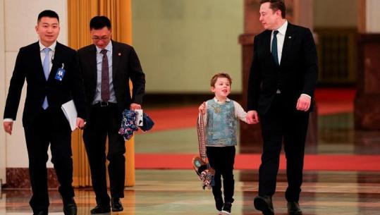 Jelek mëndafshi i frymëzuar nga dinastia Tang dhe çantë në formë tigri: kështu Lil X, djali i Elon Musk, pushtoi zemrat e kinezëve