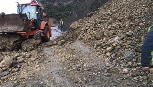 Rrëshqitje dherash në Gramsh-Kukur, bllokohet aksi, ngec edhe një kamion me mallra