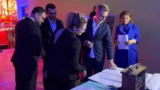 Eda Zari sjell artin në Stacionin e Trenit në Shkodër gjatë 'Javës së Europës', Gonzato: BE mbështet projektet për kujtesën dhe identitetin