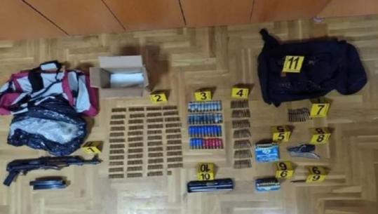 Policia bastis një shtëpi të braktisur në veri të Kosovës, zbulohen armë, municione dhe uniforma kamuflazhi