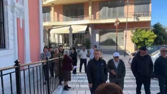 Rehabilitimi i tregut të Vlorës, tregtarët sërish protestë para Bashkisë! Kërkojnë zgjidhje për ushtrimin e aktivitetit të tyre