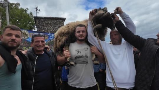 Kampionati i mundjes në Gollobordë, traditë që organizohet në dasma! Paris Karepi fiton dashin 