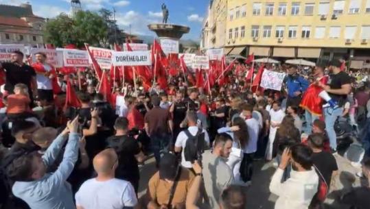 'Duam provimin në shqip', nis protesta në Shkup, mijëra studentë dhe qytetarë kërkojnë dorëheqjen e ministrit të drejtësisë