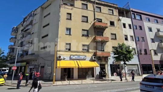 Shkëputet një pjesë e fasadës së një pallati në Durrës, bie mbi një automjet! Rrezikohen kalimtarët