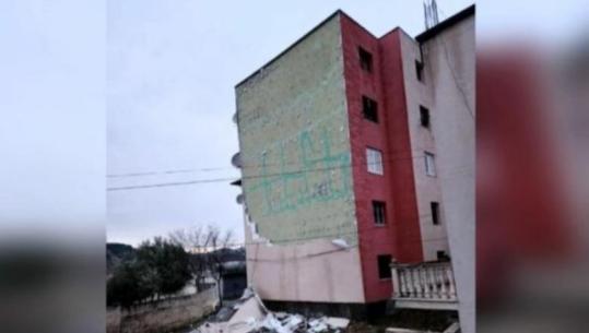 Shkëputet një pjesë e fasadës së një pallati në Durrës, bie mbi një automjet! Rrezikohen kalimtarët