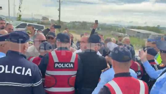 Aeroporti i Vlorës/ Punonjësit e Behgjet Pacollit përplasen me policinë dhe sigurinë private të Valon Ademit! S’lejohen të hyjnë në kantier