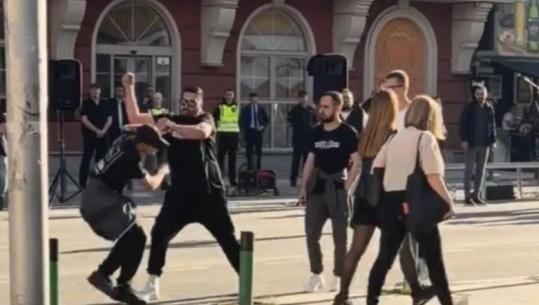 Incidenti në protestën për gjuhën shqipe në Shkup, autoritetet në Maqedoninë e Veriut lirojnë 3 të rinjtë e ndaluar