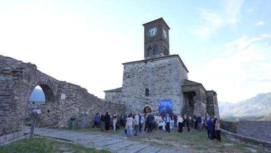 “Male, re dhe plisa të bardhë” në kalanë e Gjirokastrës