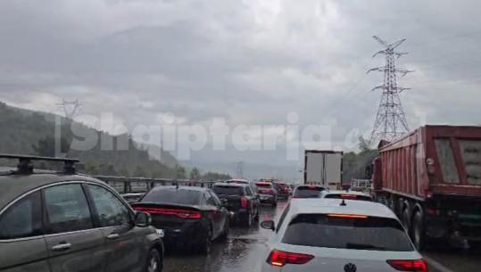 Turi Çiklistik paralizon qarkullimin, radhë kilometrike në autostradën Tiranë-Elbasan