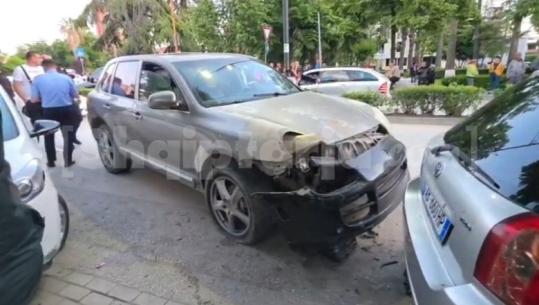 Fier/ Shoferi i 'Poche'-it humb kontrollin dhe dëmton rëndë me 2 automjete të parkuara