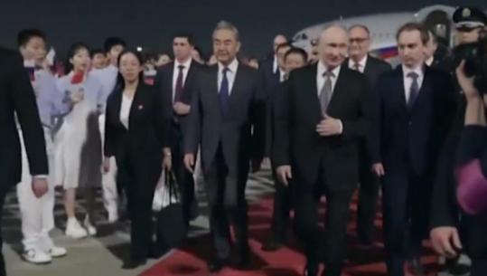 Vladimit Putin mbërrin në Pekin, pritet me ceremoni pompoze nga Presidenti Xi Jinping! Takimi, pas vizitës së Trump