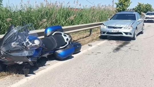 Aksident në aksin Lushnje-Berat/ Humbi kontrollin e motorit, ‘Benz’-i përplas turistin