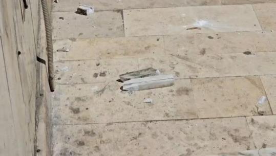 Gjykatës së Durrësit i bie mermeri, dyshohet se copat ranë nga kati i katërt i godinës