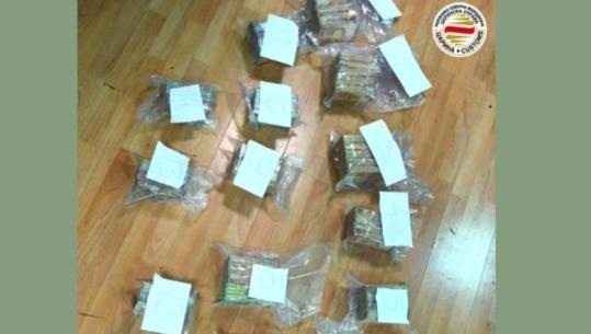 Sekuestrohen gjysmë milionë euro në Maqedoninë e Veriut, minibusi udhëtonte drejt Tiranës! Paratë ishin fshehur në ‘bunkerin’ e brendshëm, arrestohet shoferi