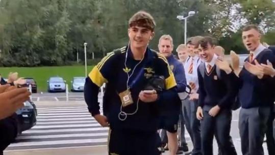 VIDEO/ Max Dowman u bë futbollisti më i ri që fitoi Premier League, ylli i Arsenalit pritet si hero në shkollë