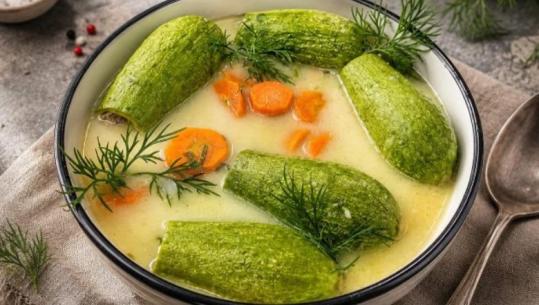 Kunguj të mbushur me mish të grirë në salcë të bardhë nga zonja Albana