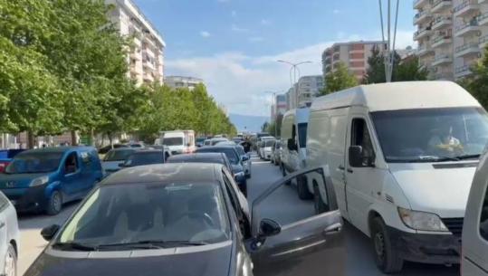 Turi Çiklistik i Shqipërisë/ ‘Paralizohen’ rrugët në hyrje dhe dalje të qytetit Vlorës, dhjetëra automjete të bllokuara për 45 minuta në trafik