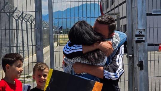 U torturua nga forcat izraelite/ ‘O ba a ta shoh pak dorën’, momenti prekës i takimit të aktivistit shqiptar me fëmijët