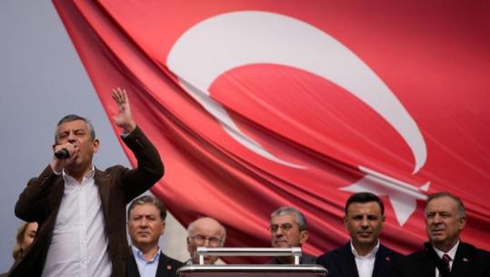 Gjykata në Ankara anulon zgjedhjen e kreut të opozitës, Erdogan forcon kontrollin ndaj kundërshtarëve politikë, luhaten çmimet në bursën e Stambollit