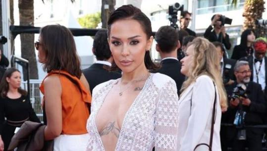 Modelja shqiptare Ana Kabashi merr vëmendjen në tapetin e kuq në Festivalin e Kanës, me fustanin e brandit Christina Crawford