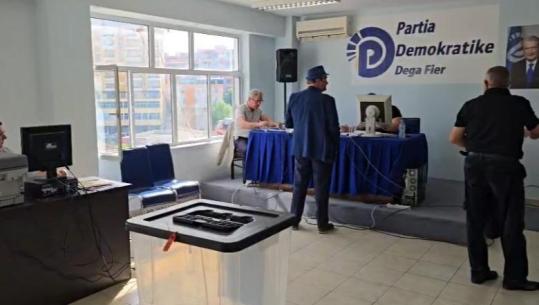 Zgjedhjet për kreun e PD/ Demokratët e Fierit drejt kutive të votimit për të rikonfirmuar Berishën pa rival