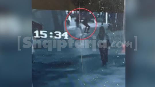Dhuna ndaj kreut të AKU-së në Shkodër, momenti kur goditet papritur me sende të forta në kokë e fytyrë (VIDEO)