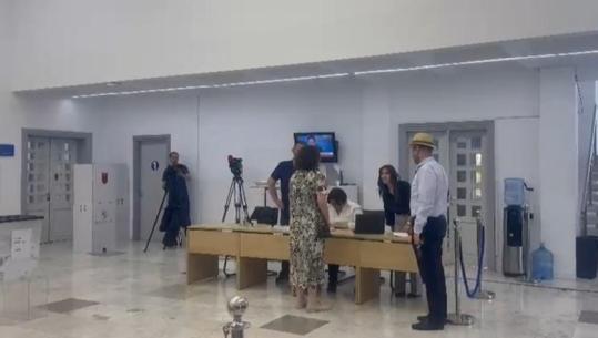 Argita Malltezi paraqitet për të votuar të atin, shoqërohet nga Jamarbër Malltezi