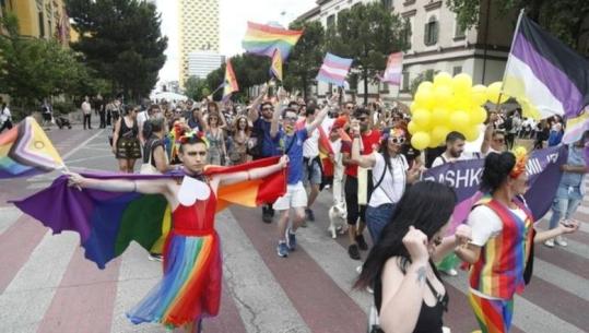 Tirana ‘vishet’ me ngjyra, komuniteti LGBT mban Paradën e Krenarisë: Bashkë për Familjen! Koçiu: Mbështetje për ata që vuajnë në heshtje